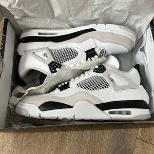Jordan 4 Retro Miliatary Black
Size 15 DS!